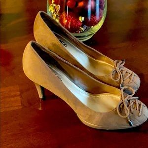size 7.5 Coach and Four suede pumps